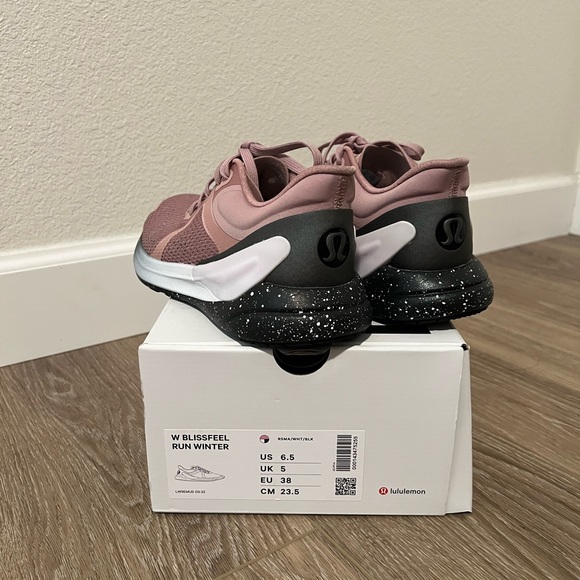 Lululemon Blissfeel running shoes Women's sz 6.5 - Picture 4 of 9